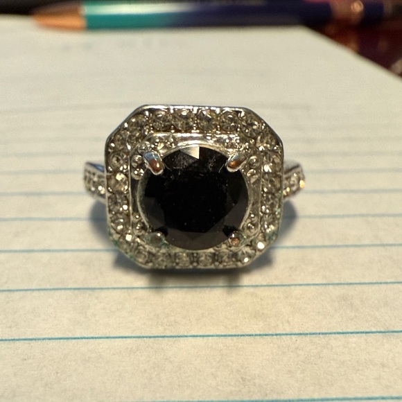 Elegant Silver and Black Stone Ring - Picture 3 of 7